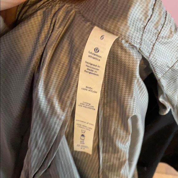 Lululemon rain jacket with hood - Picture 5 of 5